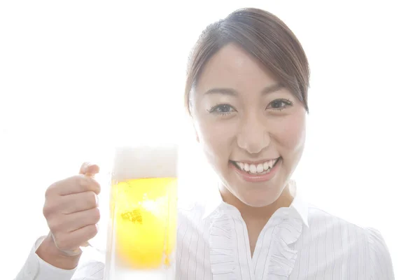Młoda Azjatka Cieszy Się Szklanką Piwa Białym Tle — Zdjęcie stockowe