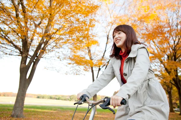 Młoda Azjatycka Kobieta Rowerem Jesiennym Parku — Zdjęcie stockowe