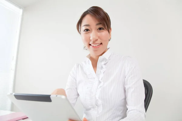 Ofiste Çalışan Genç Asyalı Kadın — Stok fotoğraf