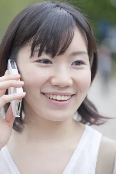 Junge Japanerin Mit Einem Handy — Stockfoto