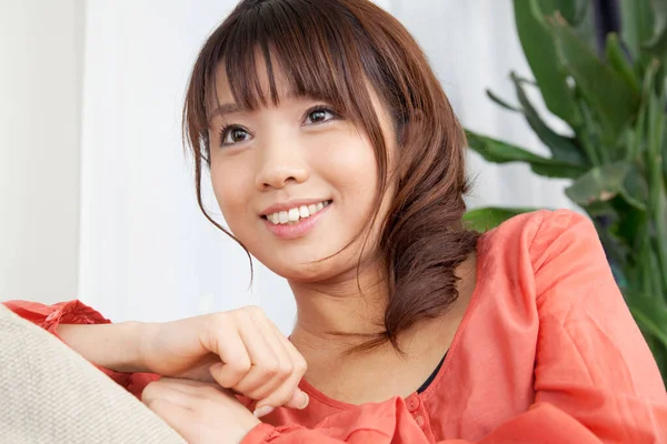 Vacker Ung Asiatisk Kvinna Sitter Och Tittar Sidan Hemma — Stockfoto