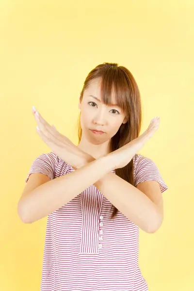 Azjatycka Kobieta Pokazuje Znak Stopu — Zdjęcie stockowe