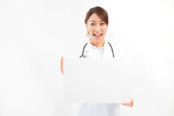 Junge Asiatische Lächelnde Ärztin — Stockfoto