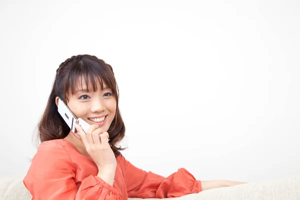Vacker Leende Ung Asiatisk Kvinna Talar Telefon Hemma — Stockfoto