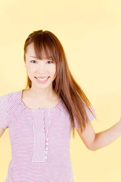 Joven Asiático Chica Sonriendo Estudio Disparo —  Fotos de Stock