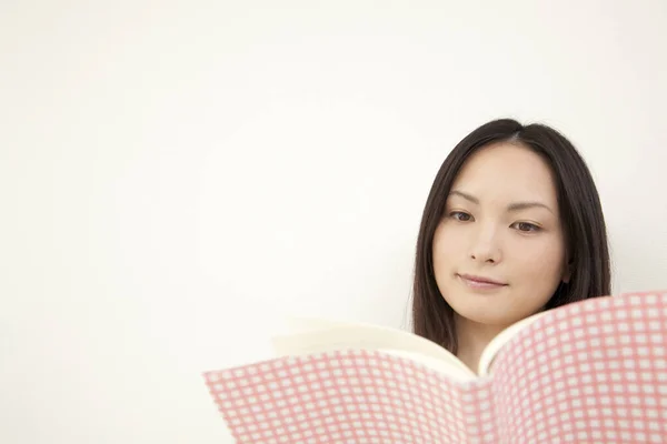 Beautiful Young Asian Woman Reading Home — Stock Photo, Image