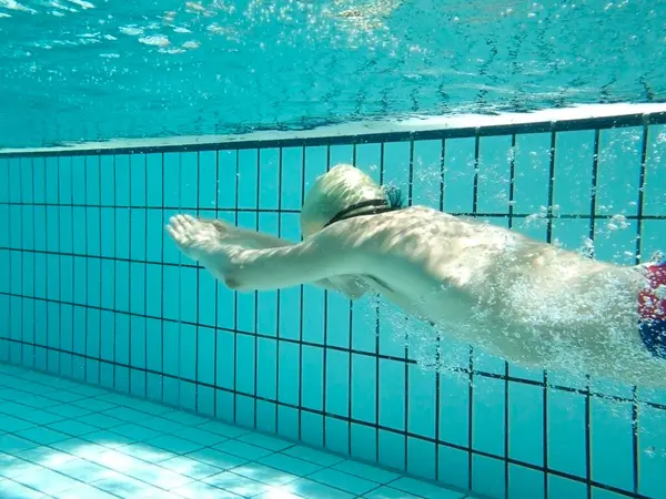 Hombre Asiático Nadando Buceando Piscina —  Fotos de Stock