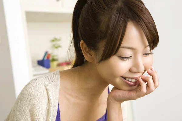Genç Japon Kadın Gülümsüyor Yakın Plan Portre — Stok fotoğraf