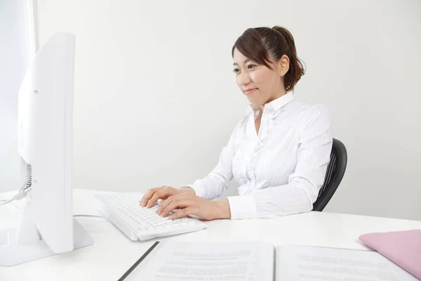 Junge Asiatische Frau Arbeitet Büro — Stockfoto