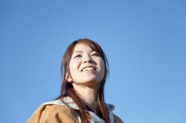 Mavi arka planda güzel bir Japon kadının portresi