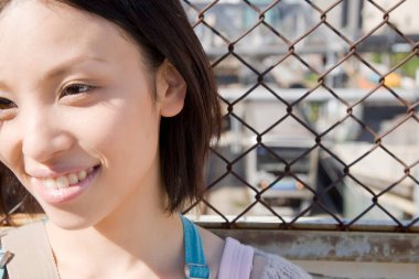 Caddedeki gülümseyen Asyalı kadına yaklaş.