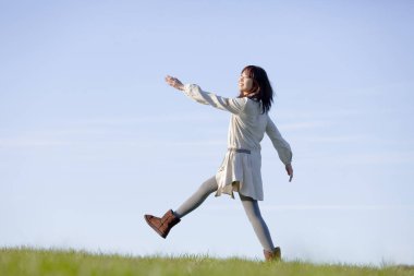 Mavi arka planda güzel bir Japon kadının portresi