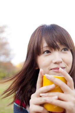 Çay içen genç bayanı kapatın.