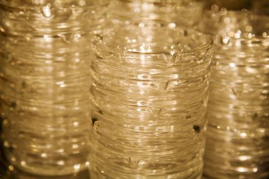 Masadaki parlak boş bardakların yakın plan görüntüsü