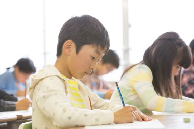 Öğrenciler sınıfta öğreniyor. Öğrenciler ders alıyor. 