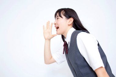 Okul üniformalı Japon ortaokul kızı çığlık atıyor.