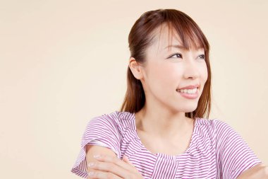 Genç, güzel Asyalı bir kadın izole edilmiş bir geçmişe bakıyor.  