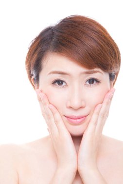 Temiz tenli güzel bir kadın yüzüne dokunuyor. Cilt bakımı, güzellik konsepti