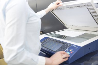 Genç iş kadını belge basıyor. 