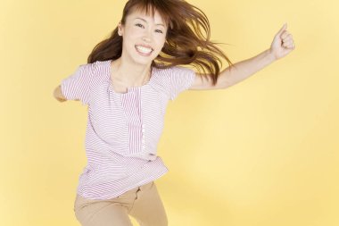 Stüdyoya atlayan Asyalı kadının portresi. 