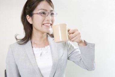 Genç bayan çay içiyor.  