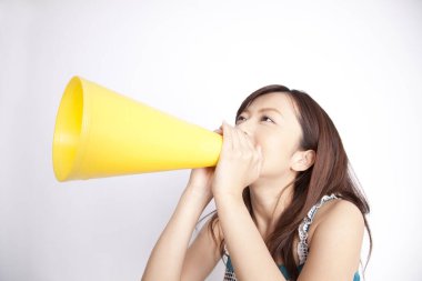 Hoparlörlü genç Asyalı kadın.