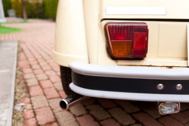 soluk sarı antika araba. Yaklaş.