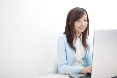 Dizüstü bilgisayar kullanan genç kadın