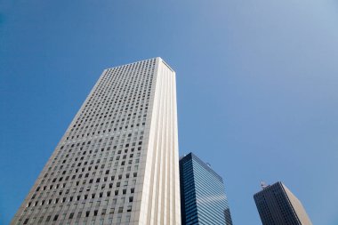 Güneş ışığı yansıtmalı yüksek gökdelenlerin manzarası