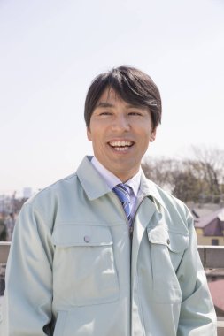 Kentteki kendinden emin Japon işadamının portresi