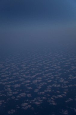 Deniz üzerindeki bulutların güzel hava manzarası