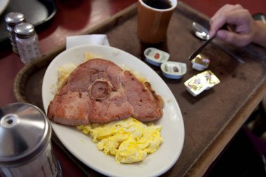 Jambonlu kahvaltı tabağı ve çırpılmış yumurta.
