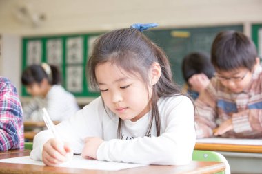 Öğrenciler sınıfta öğreniyor. Öğrenciler ders alıyor. 