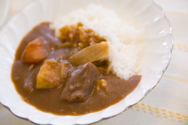 Pirinç ve köri tabağı. Kapatın. 