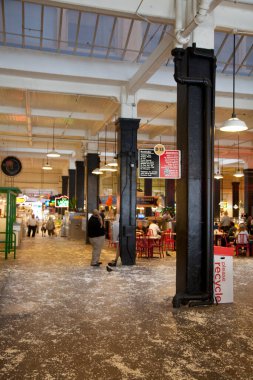 Grand Central Market, Broadway, Los Angeles, ABD 'deki kafe masaları ve köşe yazıları