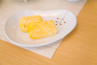 Dekoratif tabakta Tamagoyaki dilimleri