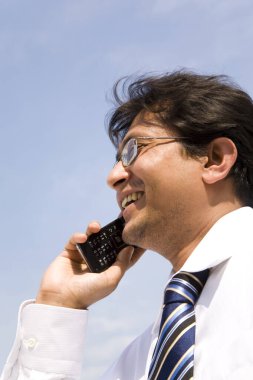 Cep telefonu olan bir işadamı. 