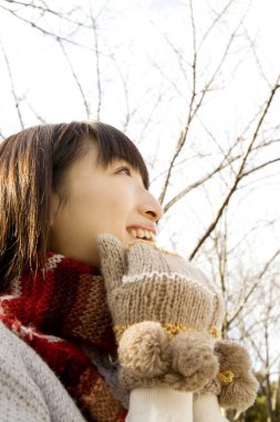 Asyalı kadın soğuk bir günün tadını çıkarıyor.
