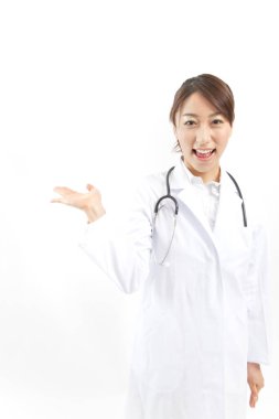 Genç Asyalı gülümseyen kadın doktor