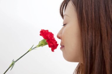 Kızıl çiçek kokan genç bir kadın.