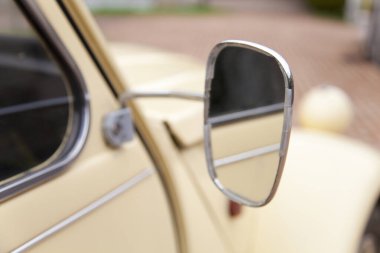 soluk sarı antika araba. Yaklaş.