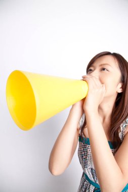 Megafonlu güzel bir kadın.