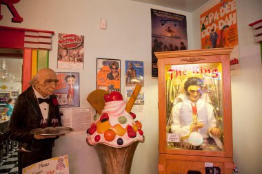  Peggy Sue 'nun 50' s Diner restoranının içinde. Yermo, California, ABD