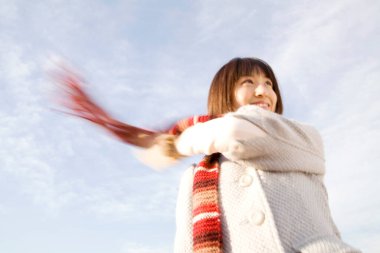 Genç bayan rüzgarla oynuyor.