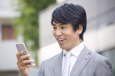 Akıllı telefon kullanarak Asyalı işadamını kapatın.