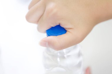 plastik şişe ile el