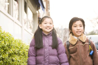 Asyalı okul çocukları okula gidiyor.