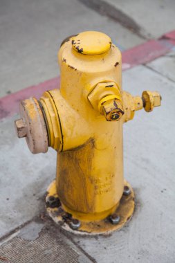 Şehirdeki eski sarı yangın musluğu