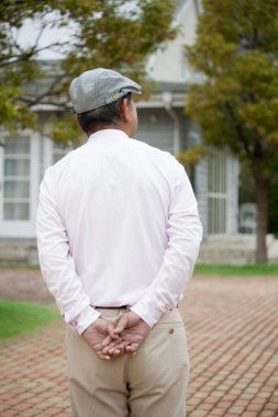 Şapkalı bir Asyalı 'nın açık hava portresi.