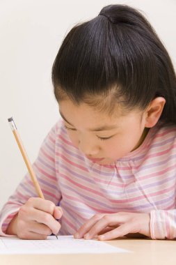 Beyaz kağıda yazı yazan Asyalı kız